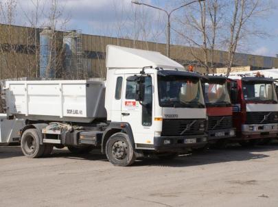 Parking firmy Asik - samochody do wywozu nieczystości